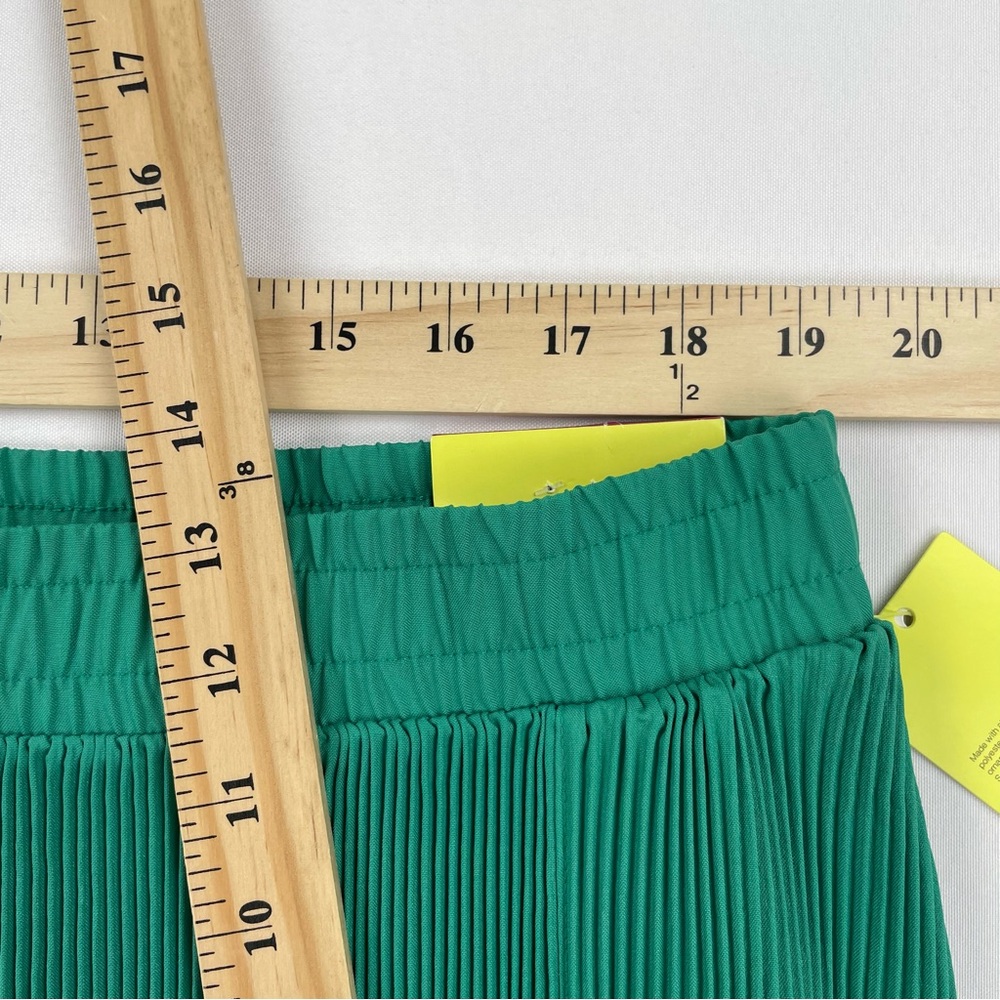 All In Motion Pleated Athletic Shorts Women’s XXL Green Ruffled Light 2.5” NWT - Picture 9 of 13